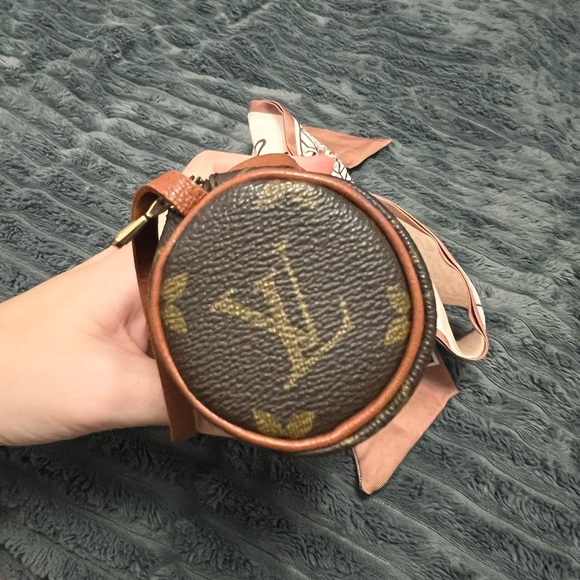 LV PAPILLON BAG! IN AMAZING CONDITION! Comes with a twilly as a gift! - Picture 8 of 8